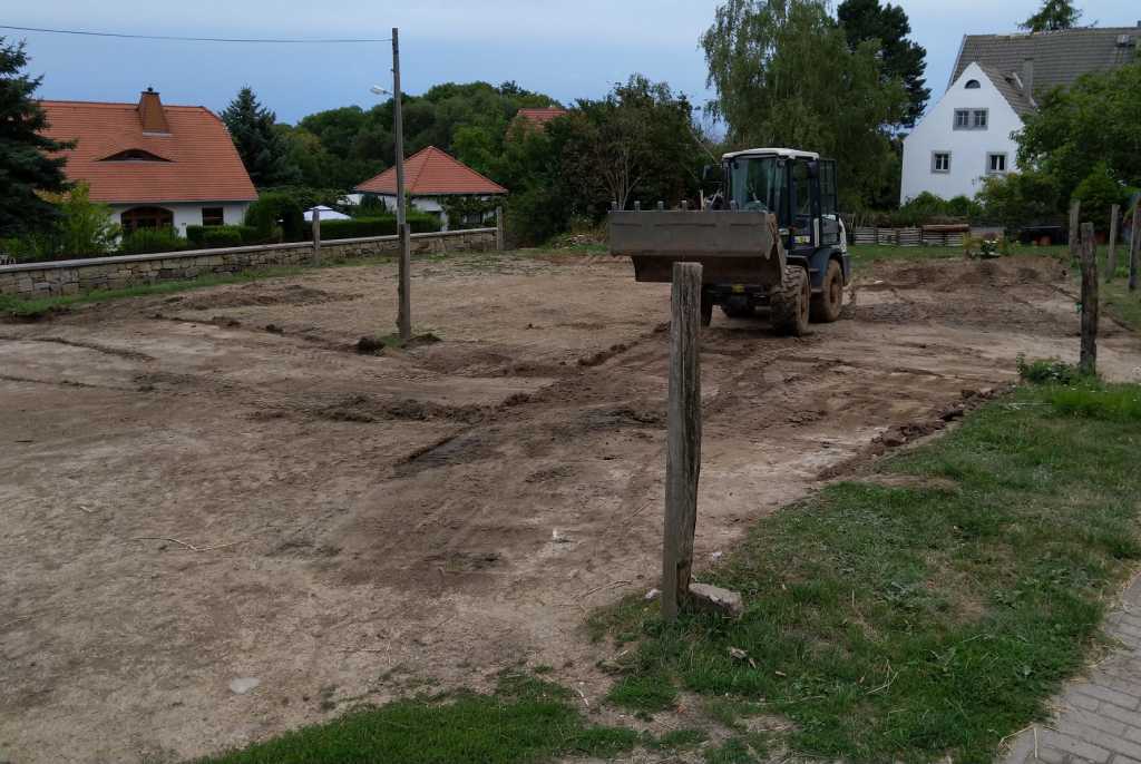 Der Paddock wird planiert und Höhenunterschiede ausgeglichen